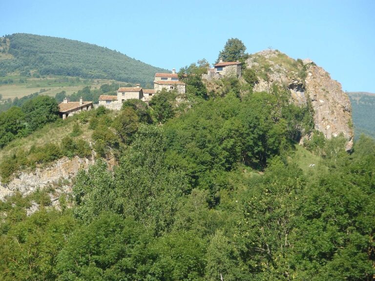 Castell de la Roca de Pelancà: A Medieval Valley Stronghold