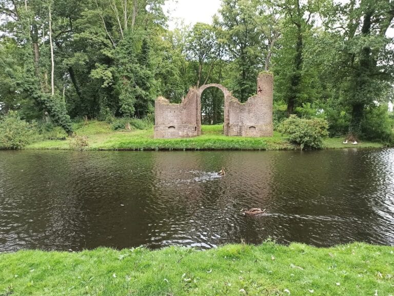 Ruïne Toutenburg: A Medieval Castle in Vollenhove, Netherlands