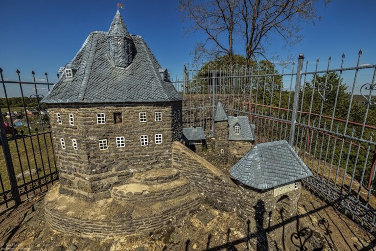 Burg Tringenstein: A Medieval Hilltop Castle in Siegbach, Germany