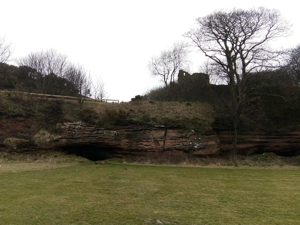 Macduff's Castle: A Medieval Fortified Residence in Fife 2 Macduff's Castle
