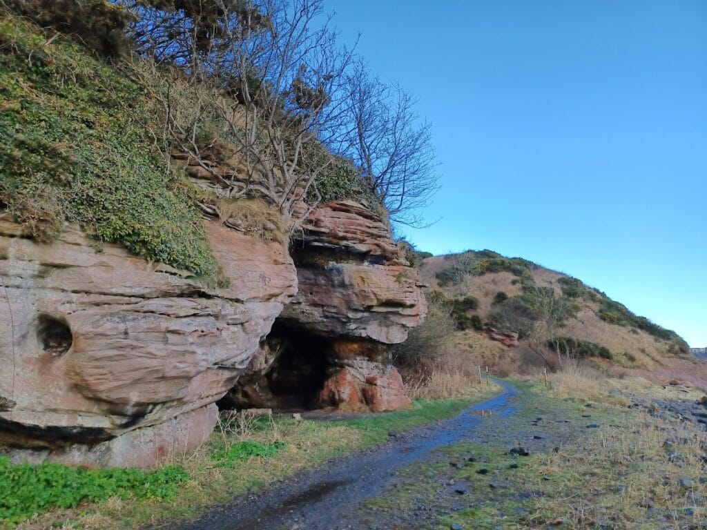 Macduff's Castle: A Medieval Fortified Residence in Fife 4 Macduff's Castle