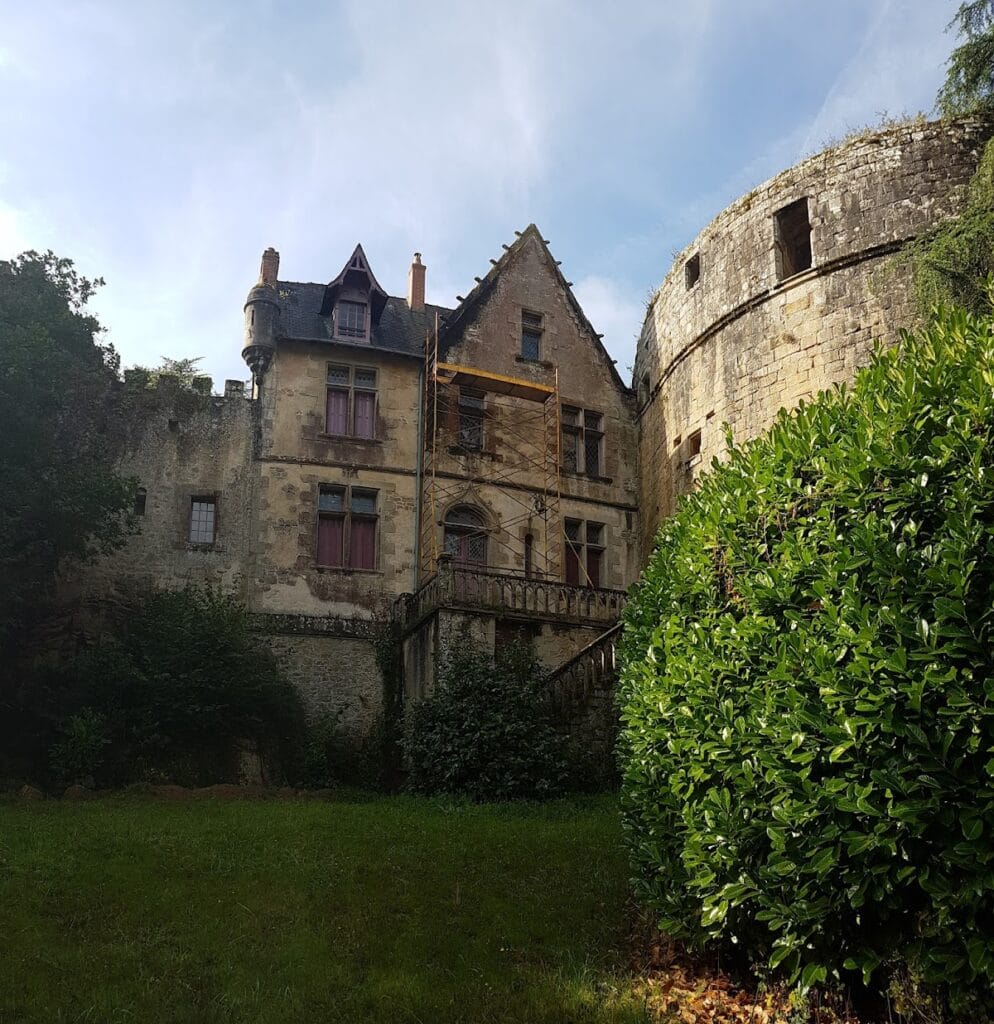 Château de Mortagne-sur-Sèvre: A Medieval Fortress in France 1 Château de Mortagne-sur-Sèvre