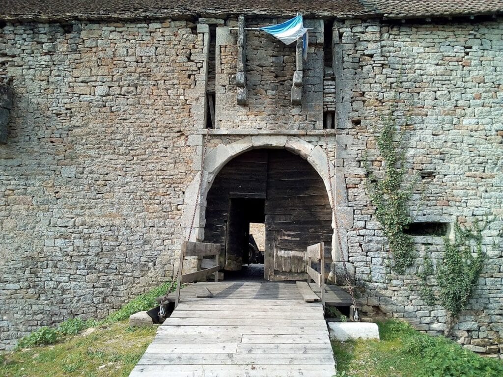 Montby Castle: A Former Fortress and Seigneurial Residence in France 3 Château de Montby