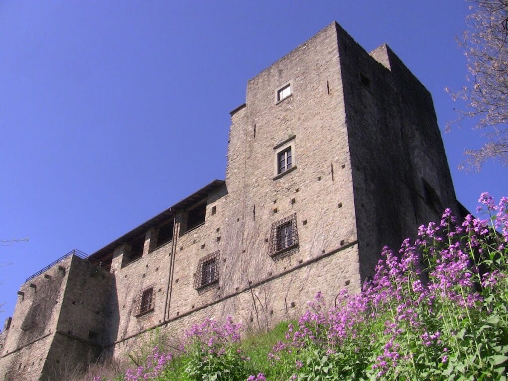 Castello di Lusuolo: A Medieval Fortress Overlooking the Magra Valley 1 Castello di Lusuolo