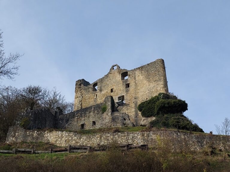 Burg Bichishausen: A Medieval Rock Castle Ruin in Münsingen, Germany