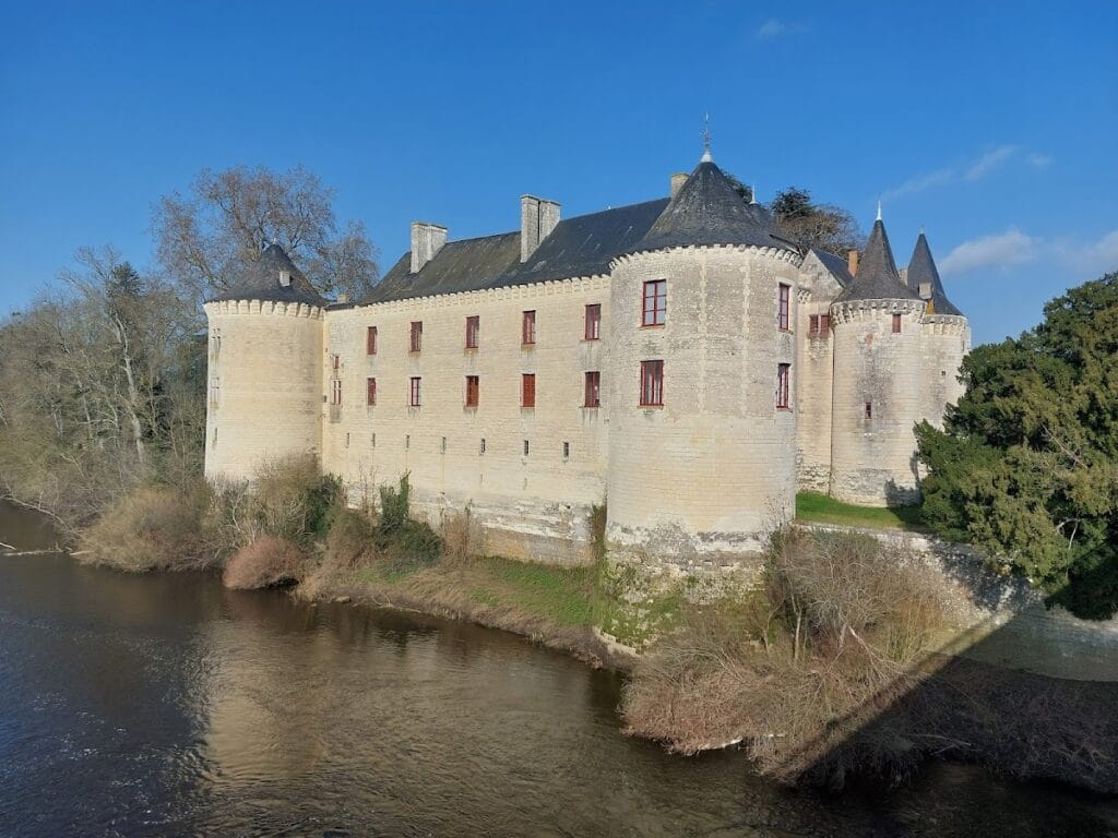 Château de la Guerche: A Historic Castle in France 1 Château de la Guerche