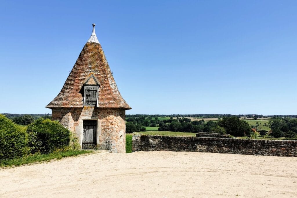 Château de Beauvoir: A Historic Fortress in Saint-Pourçain-sur-Besbre, France 9 Château de Beauvoir
