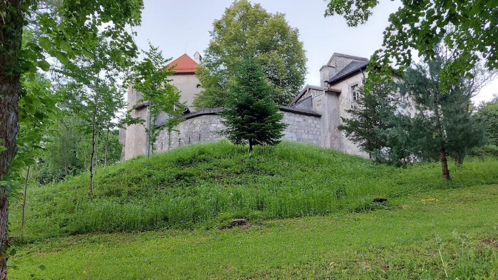 Burg Gruttenstein: A Medieval Administrative and Defensive Castle in Germany 1 Burg Gruttenstein