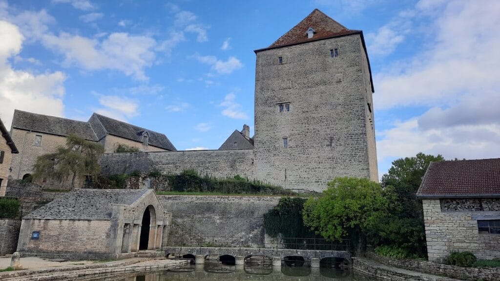 Château de Fondremand: A Fortified Castle in France 1 Château de Fondremand