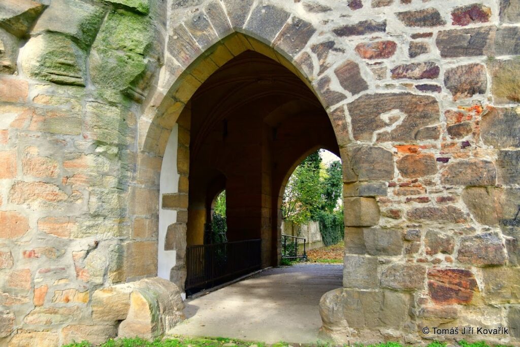 Tuchoraz Castle: A Medieval Fortress and Noble Residence in the Czech Republic 7 Tuchoraz castel