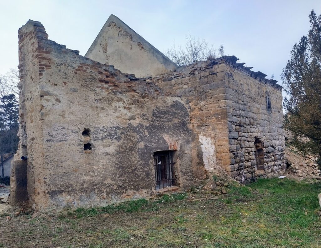 Tuchoraz Castle: A Medieval Fortress and Noble Residence in the Czech Republic 10 Tuchoraz castel