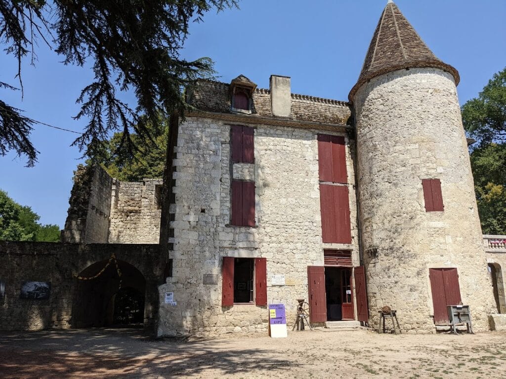 Château d'Eymet: A Fortified Castle in France 2 Château d'Eymet