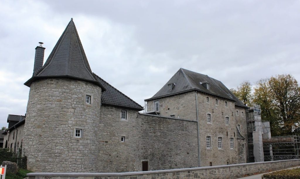 Raeren Castle (Château de Raeren): A Water Castle in Belgium 1 Château de Raeren