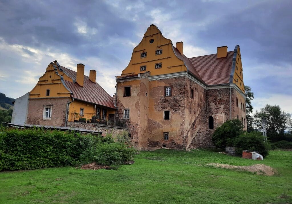 Ścinawka Średnia Castle: A Medieval Fortified Residence in Poland 1 Ścinawka Średnia Castle