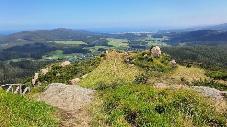 Castillo da Frouxeira: A Medieval Fortress in Foz, Spain