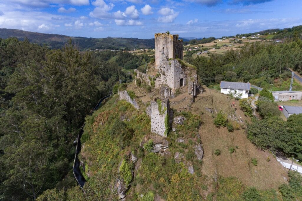 Naraío Castle: Medieval Fortress in Galicia, Spain 1 Naraío Castle