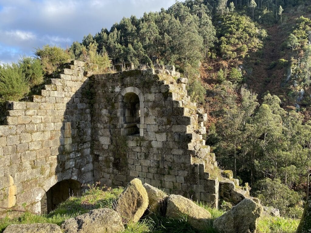 Naraío Castle: Medieval Fortress in Galicia, Spain 3 Naraío Castle