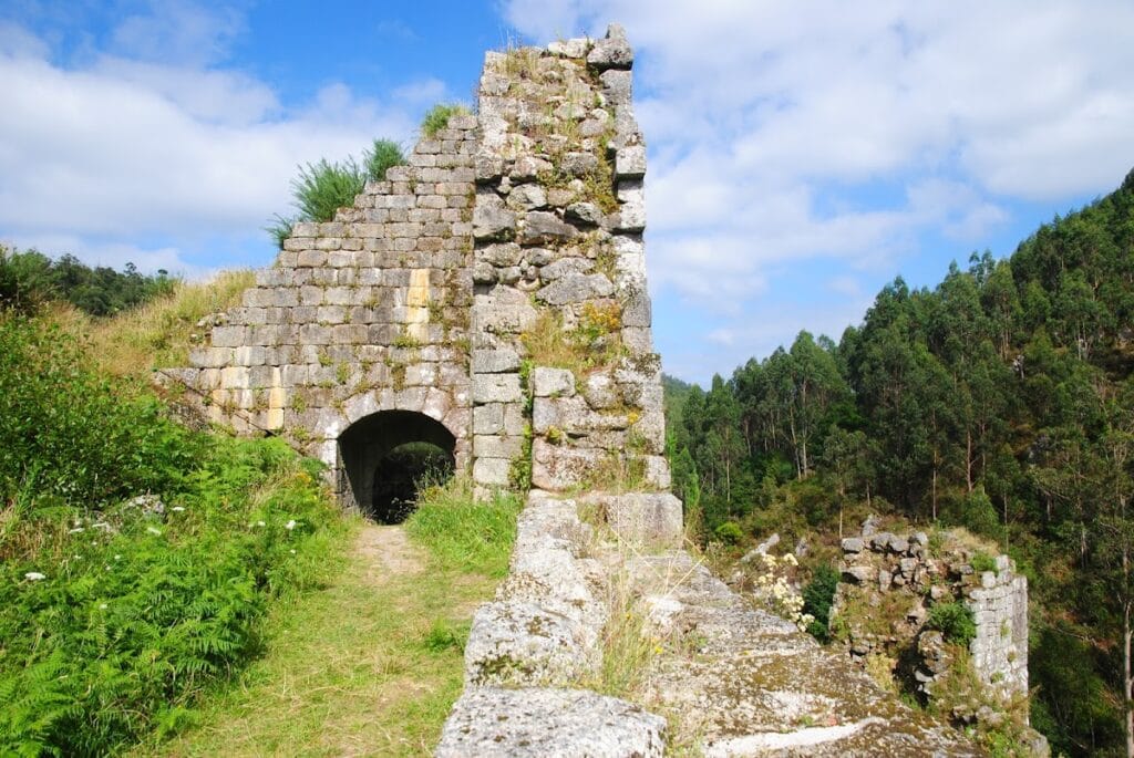 Naraío Castle: Medieval Fortress in Galicia, Spain 4 Naraío Castle