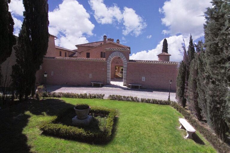 Castello di Leonina: A Medieval and Renaissance Castle in Asciano, Italy