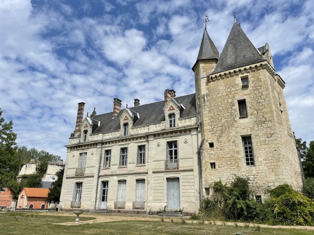 Château de Monthoiron: A Fortified Château in France 1 Château de Monthoiron