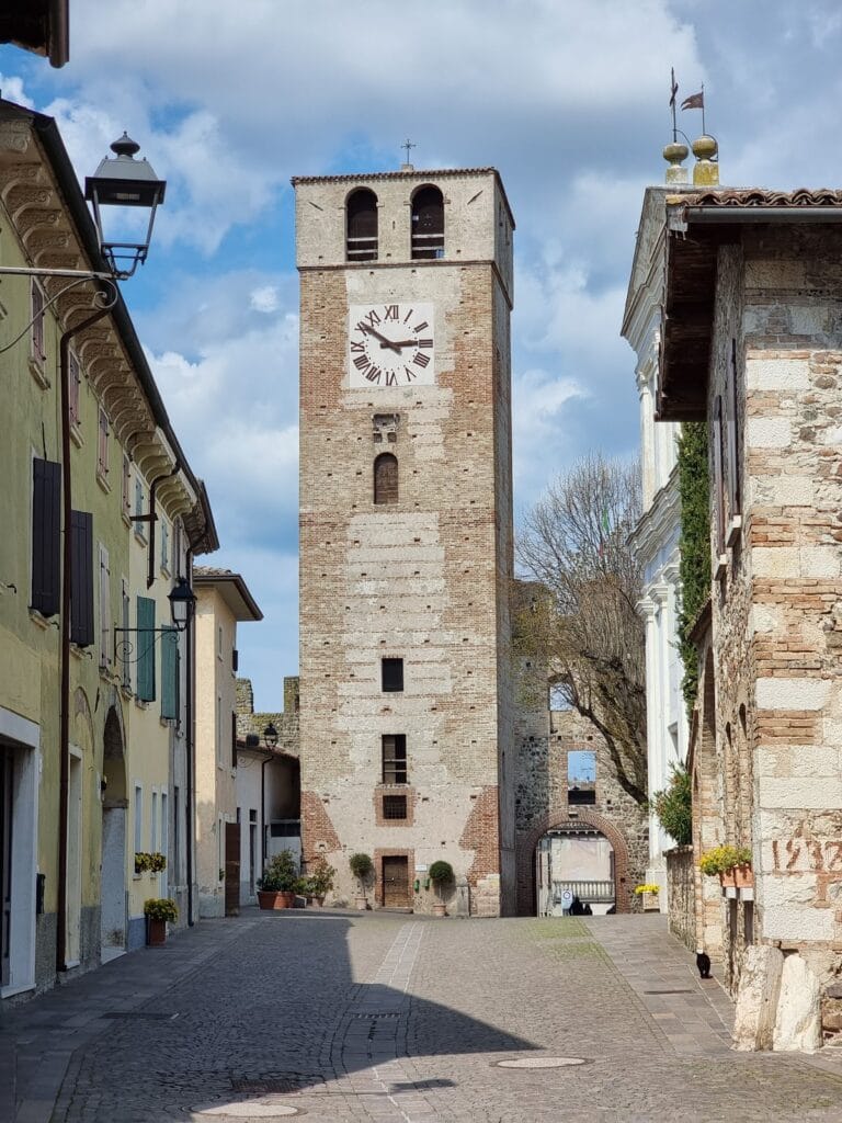 Castello di Castellaro Lagusello: A Medieval Fortress in Italy 9 Castello di Castellaro Lagusello