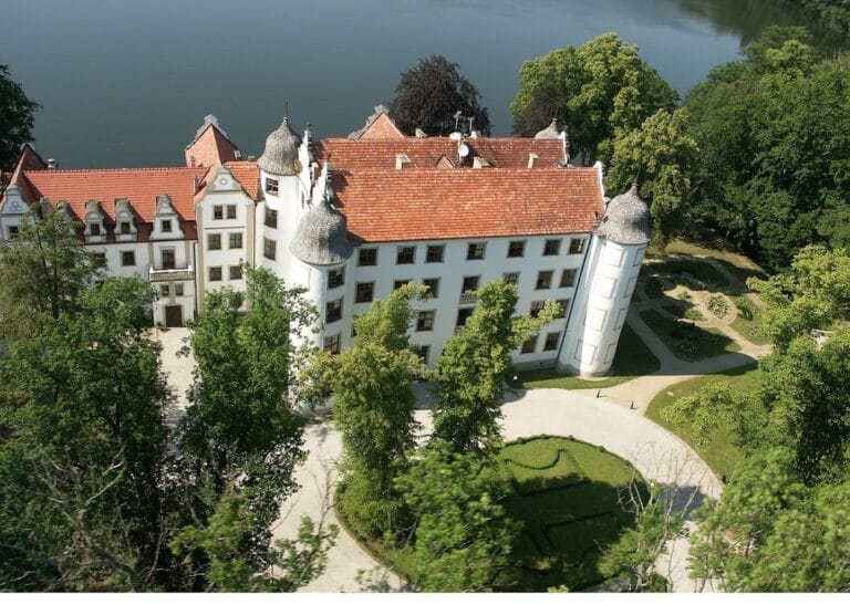 Krąg Castle: A Historic Renaissance and Neo-Renaissance Residence in Poland