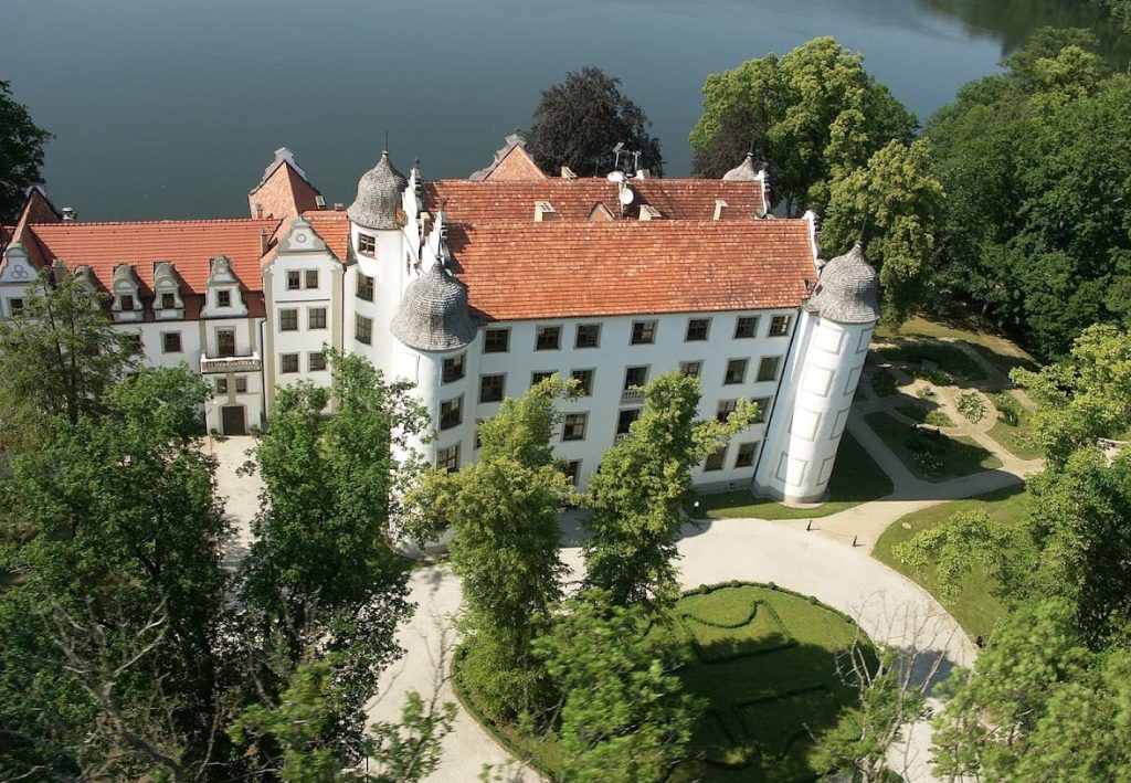 Krąg Castle: A Renaissance Residence in Poland 1 Krąg Castle