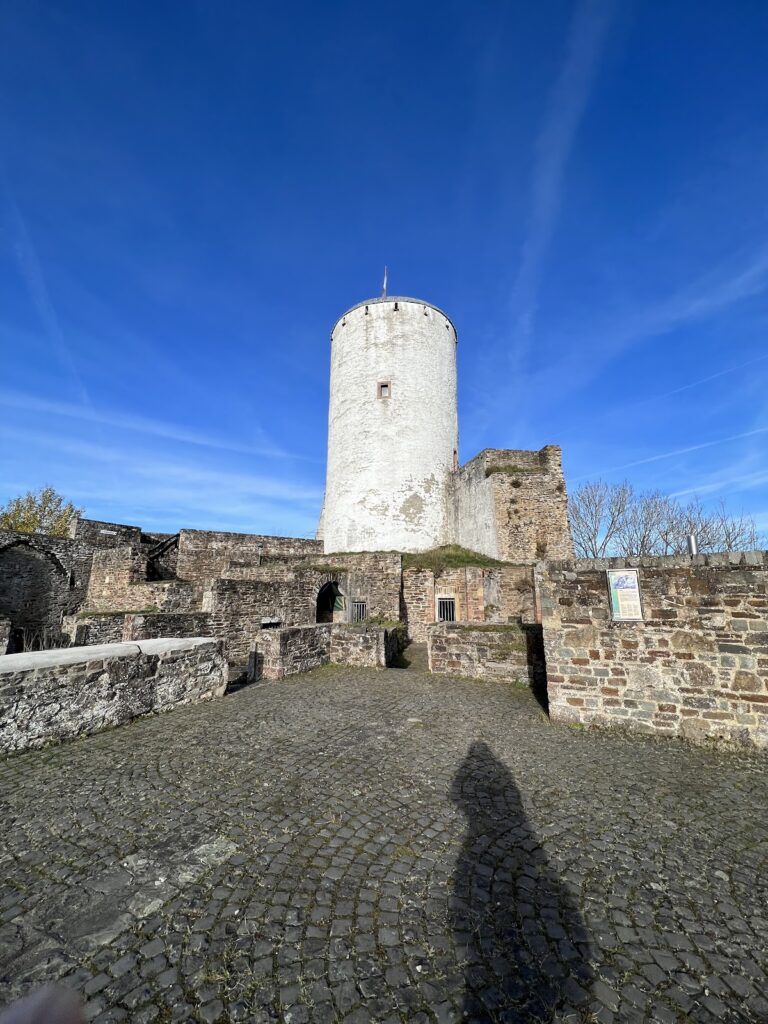 Reifferscheid Castle: A Historic Medieval Fortress in Germany