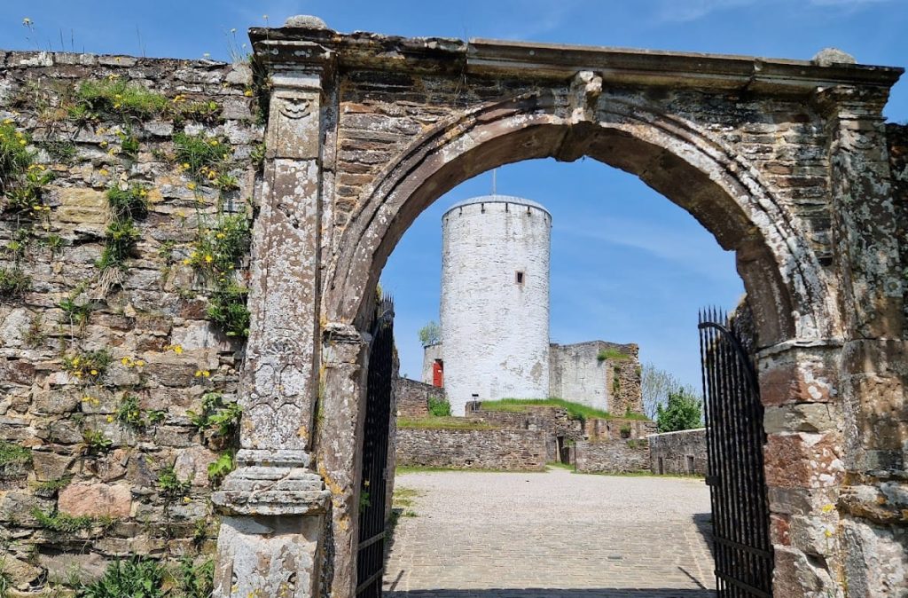Reifferscheid Castle: Medieval Hilltop Fortress in Germany 2 Reifferscheid Castle