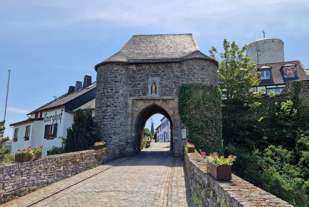 Reifferscheid Castle: Medieval Hilltop Fortress in Germany 5 Reifferscheid Castle