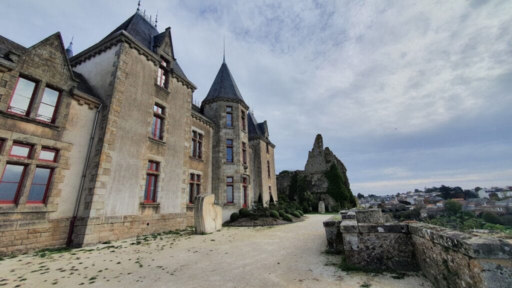 Château de Bressuire: A Medieval Fortress and Aristocratic Residence in France 2 Château de Bressuire