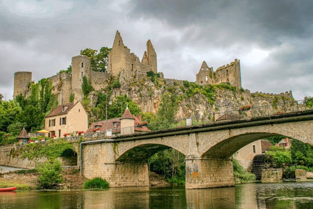 Angles-sur-l'Anglin Castle: A Medieval Fortress in France 1 Château d'Angles-sur-l'Anglin