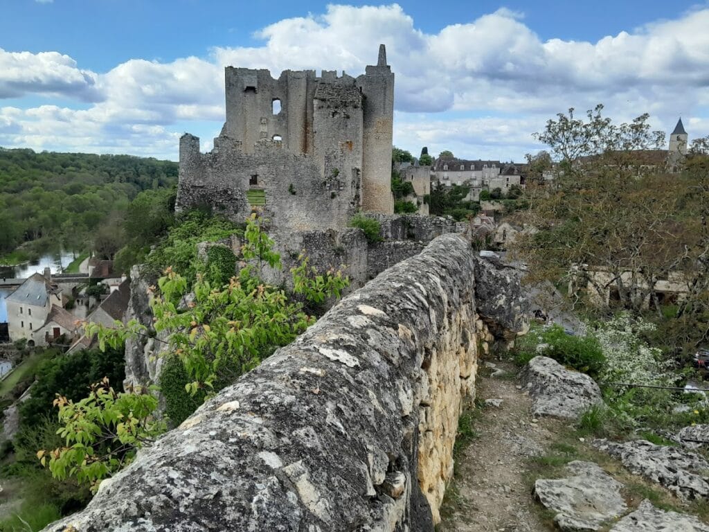 Angles-sur-l'Anglin Castle: A Medieval Fortress in France 2 Château d'Angles-sur-l'Anglin
