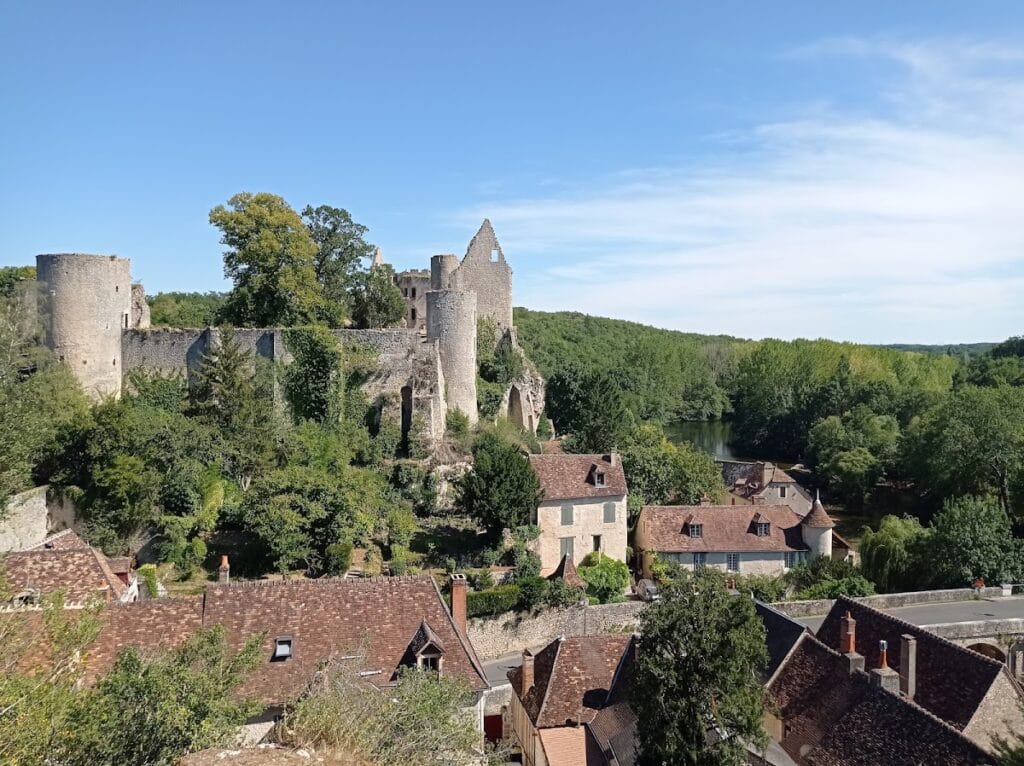 Angles-sur-l'Anglin Castle: A Medieval Fortress in France 3 Château d'Angles-sur-l'Anglin