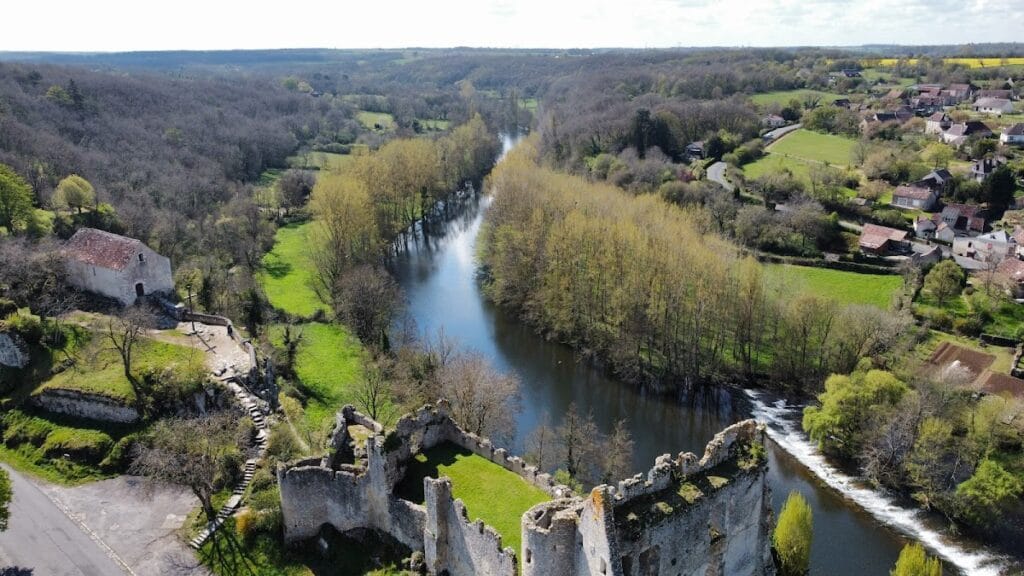 Angles-sur-l'Anglin Castle: A Medieval Fortress in France 4 Château d'Angles-sur-l'Anglin