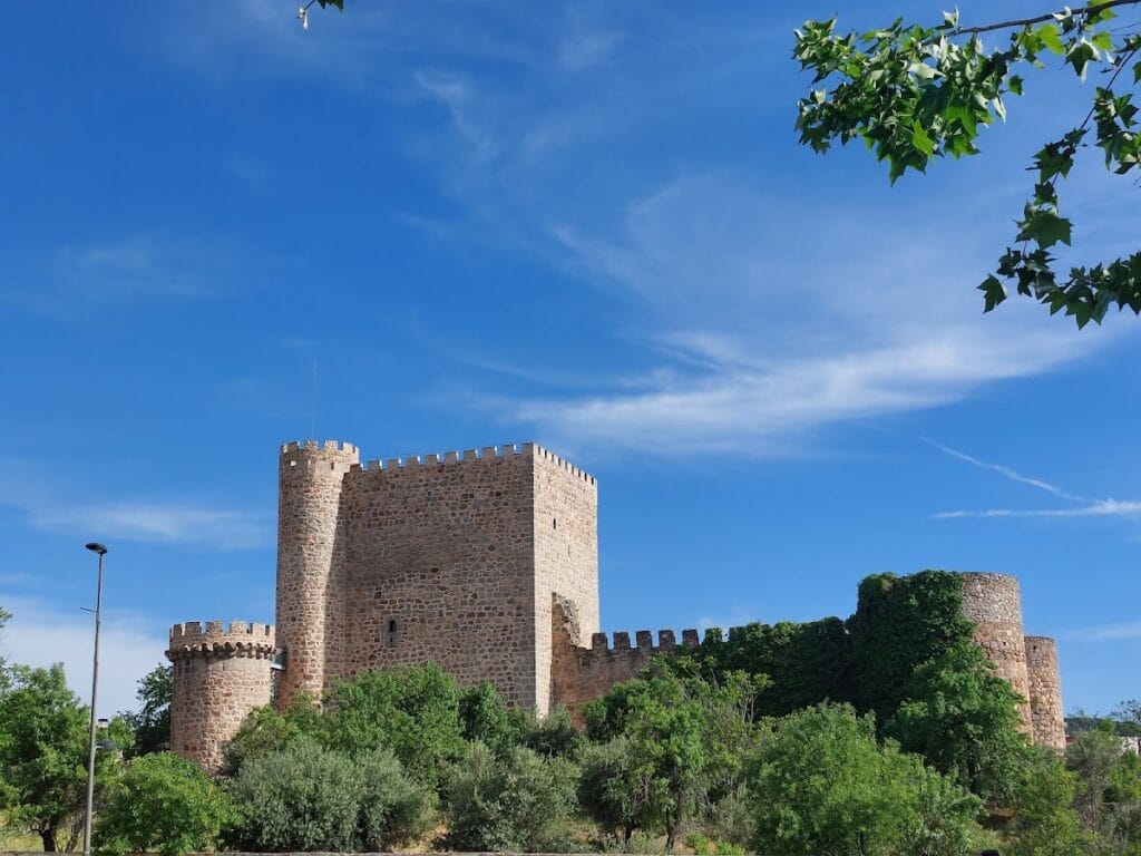 Castle of San Martín de Valdeiglesias: A Fifteenth-Century Residence and Fortress 1 Castle of San Martín de Valdeiglesias