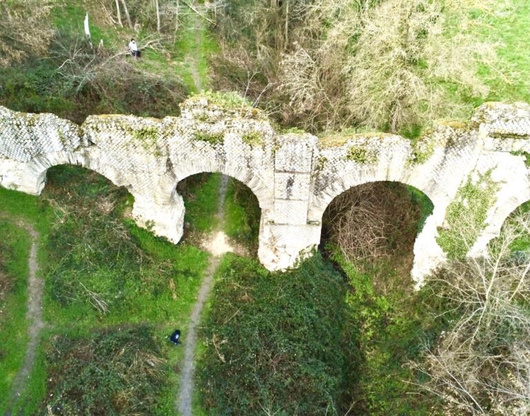 Aqueduc romain du Gier (pont des Granges): Roman Aqueduct in Chabanière, France