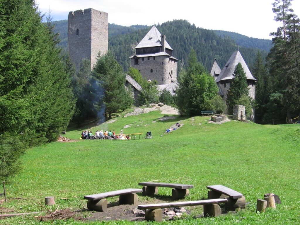 Finstergrün Castle: A Historic Fortress and Cultural Site in Ramingstein, Austria 3 Finstergrun Castle