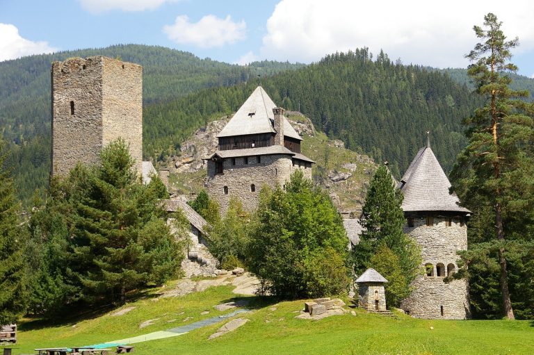 Finstergrun Castle: A Historicist Castle and Medieval Border Fortress in Austria