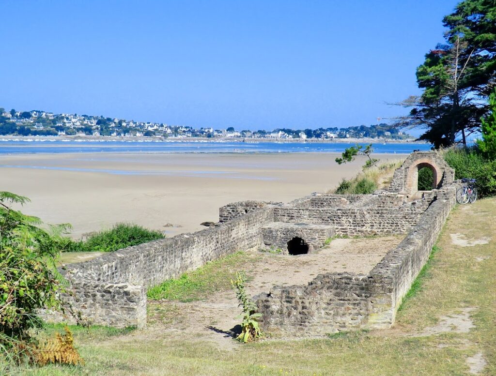 Thermes du Hogolo: A Gallo-Roman Bathing Establishment in France 1 Thermes du Hogolo