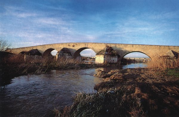 Ponte antico sul Fiume Ofanto: An Ancient Roman Bridge in Italy