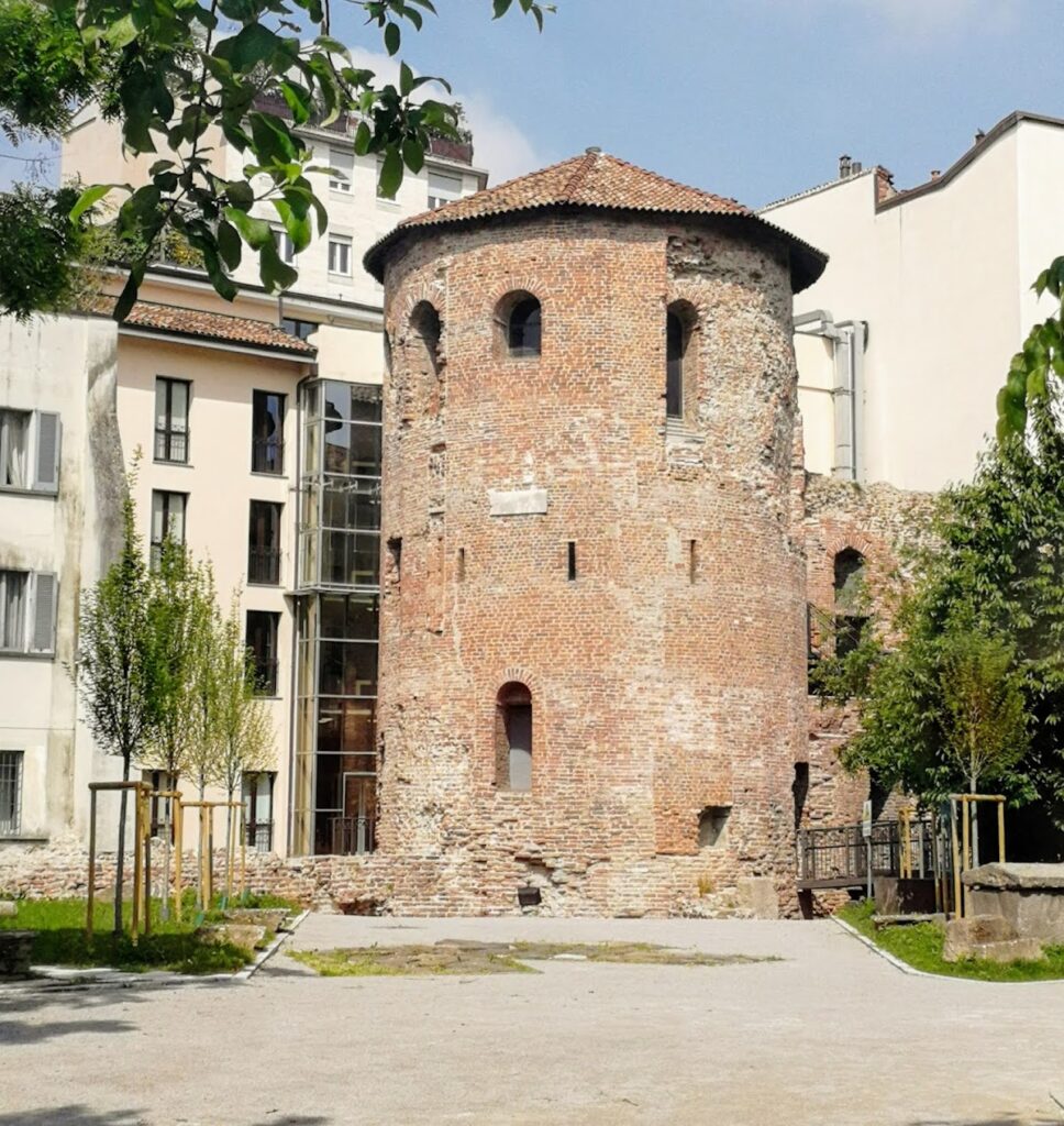 Torre Poligonale di Ansperto: A Late Roman Tower and Medieval Chapel in Milan 1 Torre Poligonale di Ansperto