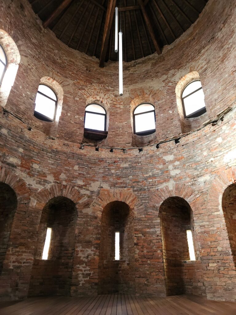 Torre Poligonale di Ansperto: A Late Roman Tower and Medieval Chapel in Milan 2 Torre Poligonale di Ansperto