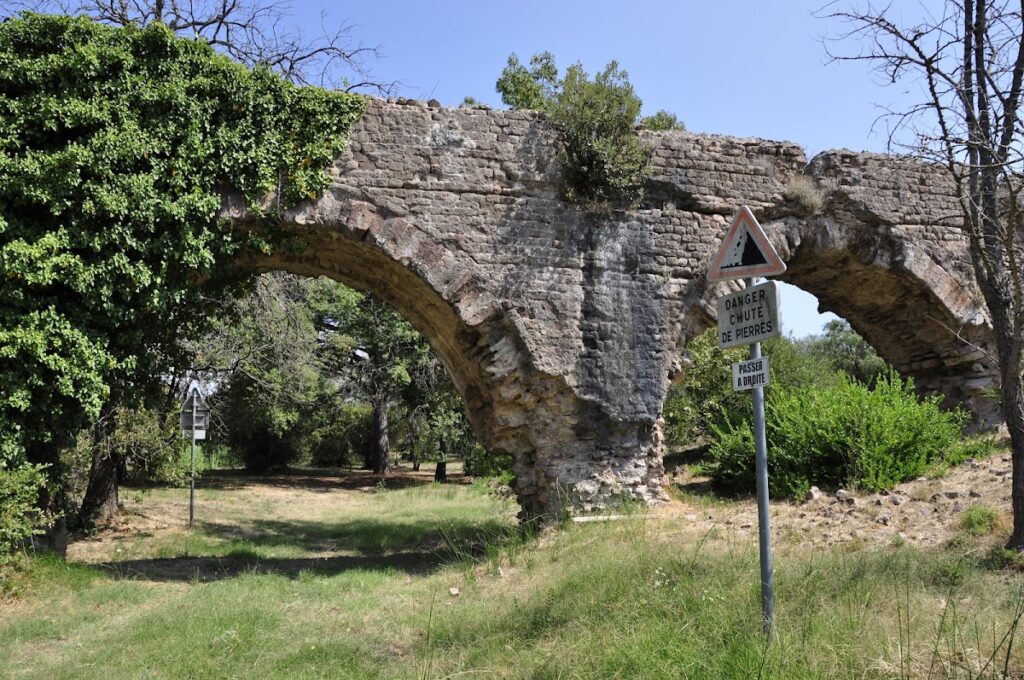 Bérenguier's Arches in Fréjus: A Roman Aqueduct Structure 1 Bérenguier's arches - Roman aqueduct