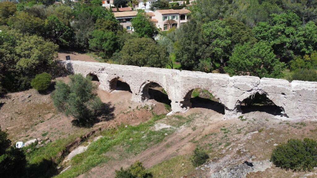 Bérenguier's Arches in Fréjus: A Roman Aqueduct Structure 2 Bérenguier's arches - Roman aqueduct