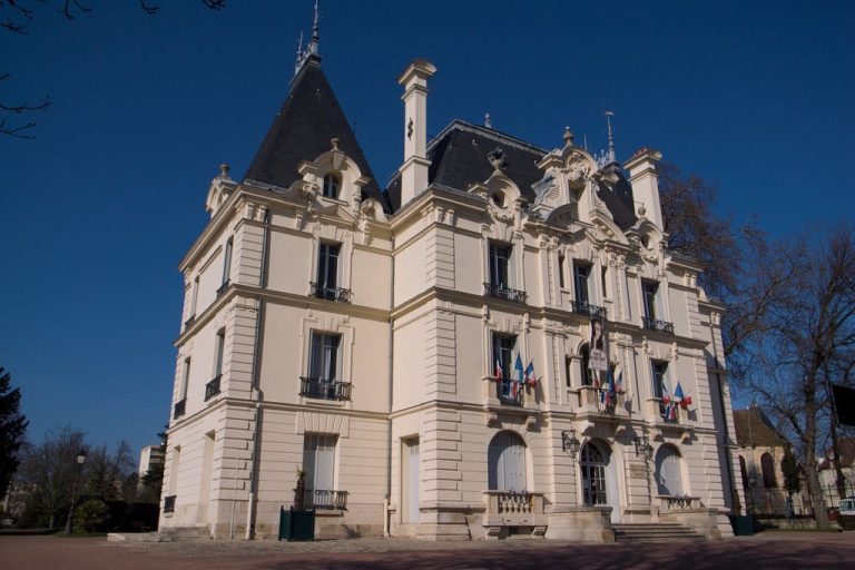 Château de Chilly-Mazarin: A Historic Château and Town Hall in France