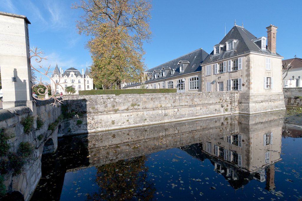 Château de Chilly-Mazarin: A Historic Château and Town Hall in France 2 Château de Chilly-Mazarin