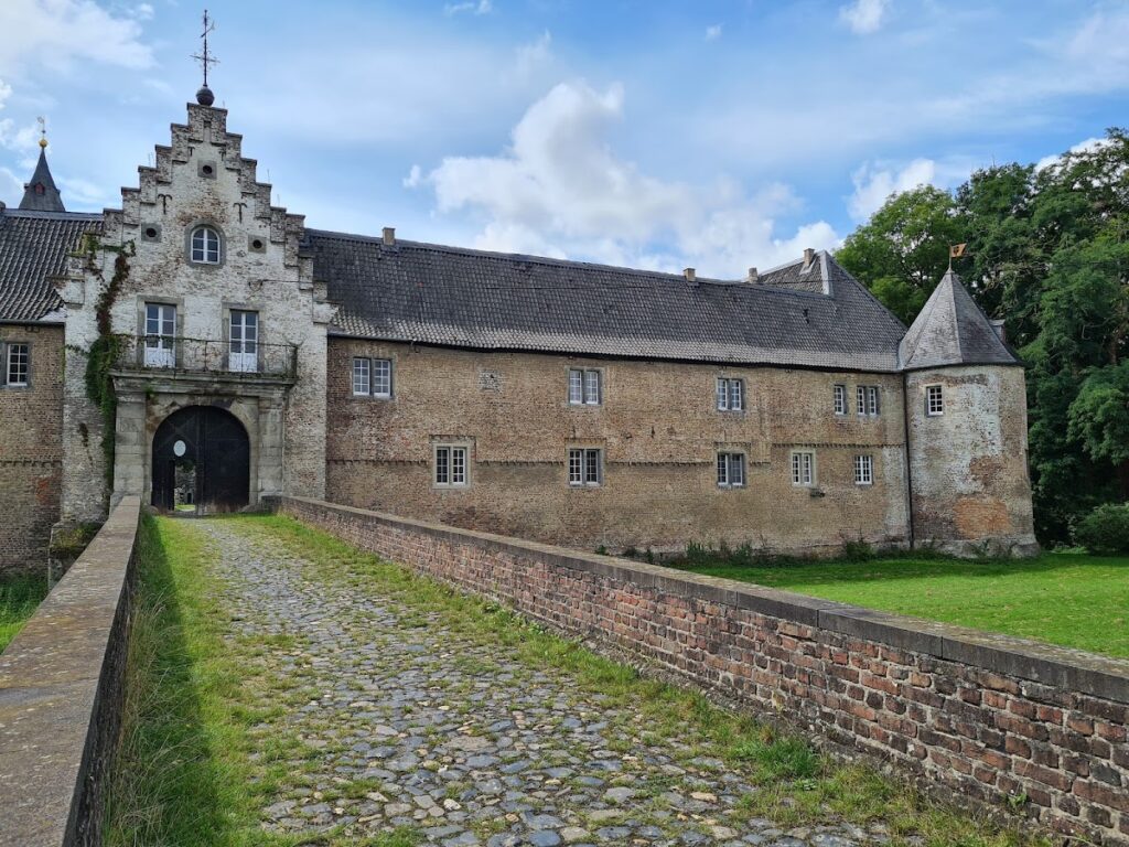 Schloss Hülchrath: A Medieval Water Castle in Germany 3 Schloss Hülchrath