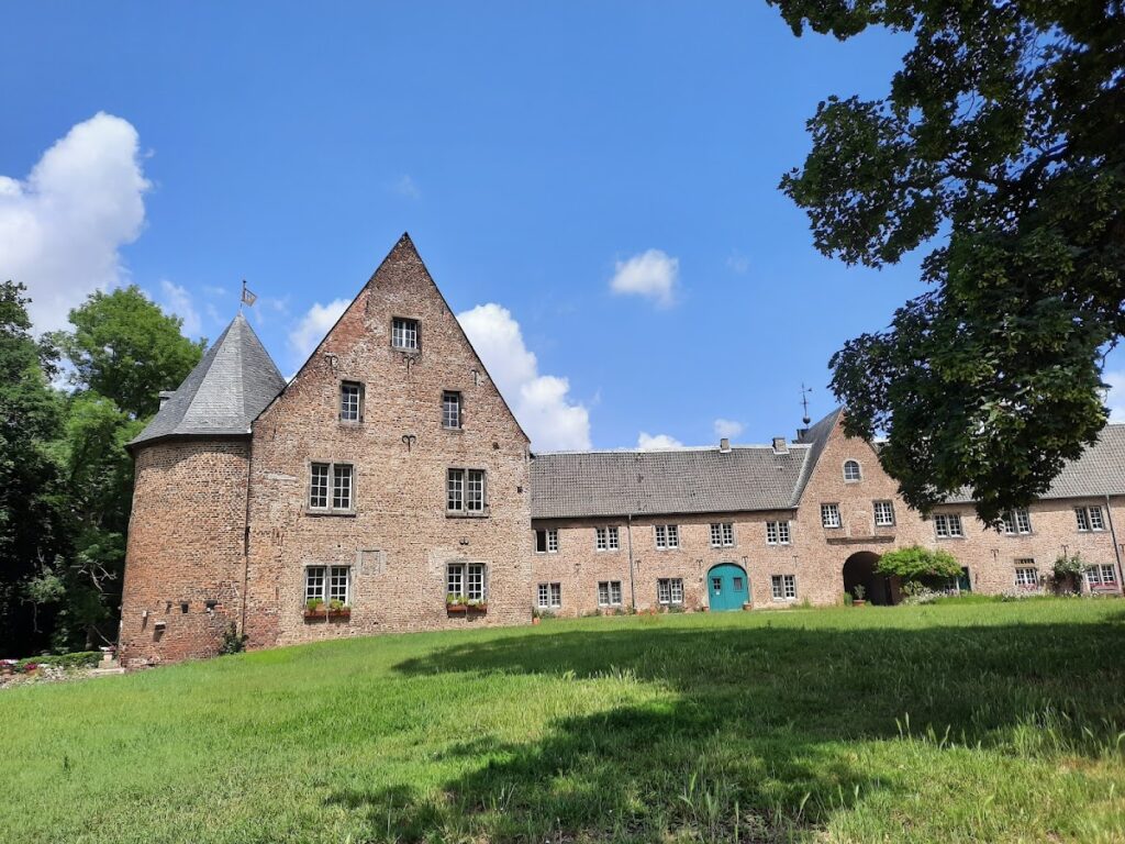 Schloss Hülchrath: A Medieval Water Castle in Germany 4 Schloss Hülchrath