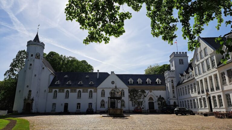 Schloss Breitenburg: A Renaissance Manor House and Historicist Estate in Germany